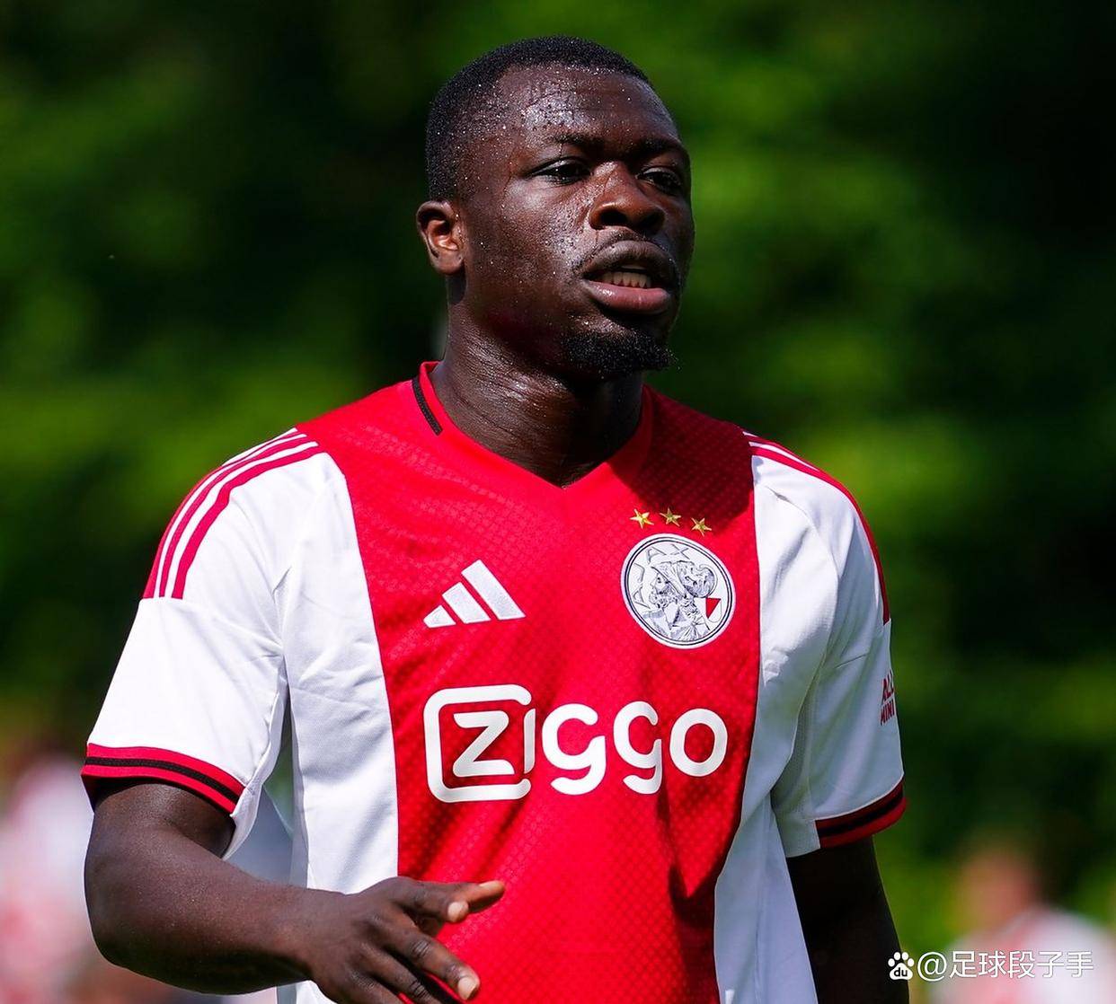 亚博体育平台-阿贾克斯训练开放日，冲刺阶段回应争议引欢呼，英超在即，资深球员宣示担当的简单介绍-亚博体育平台
